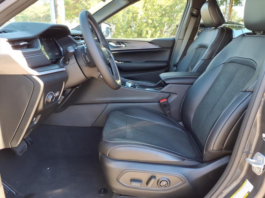 2025 Jeep Grand Cherokee Altitude photo 3