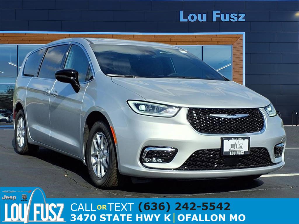 2026 Chrysler Pacifica Select's photo