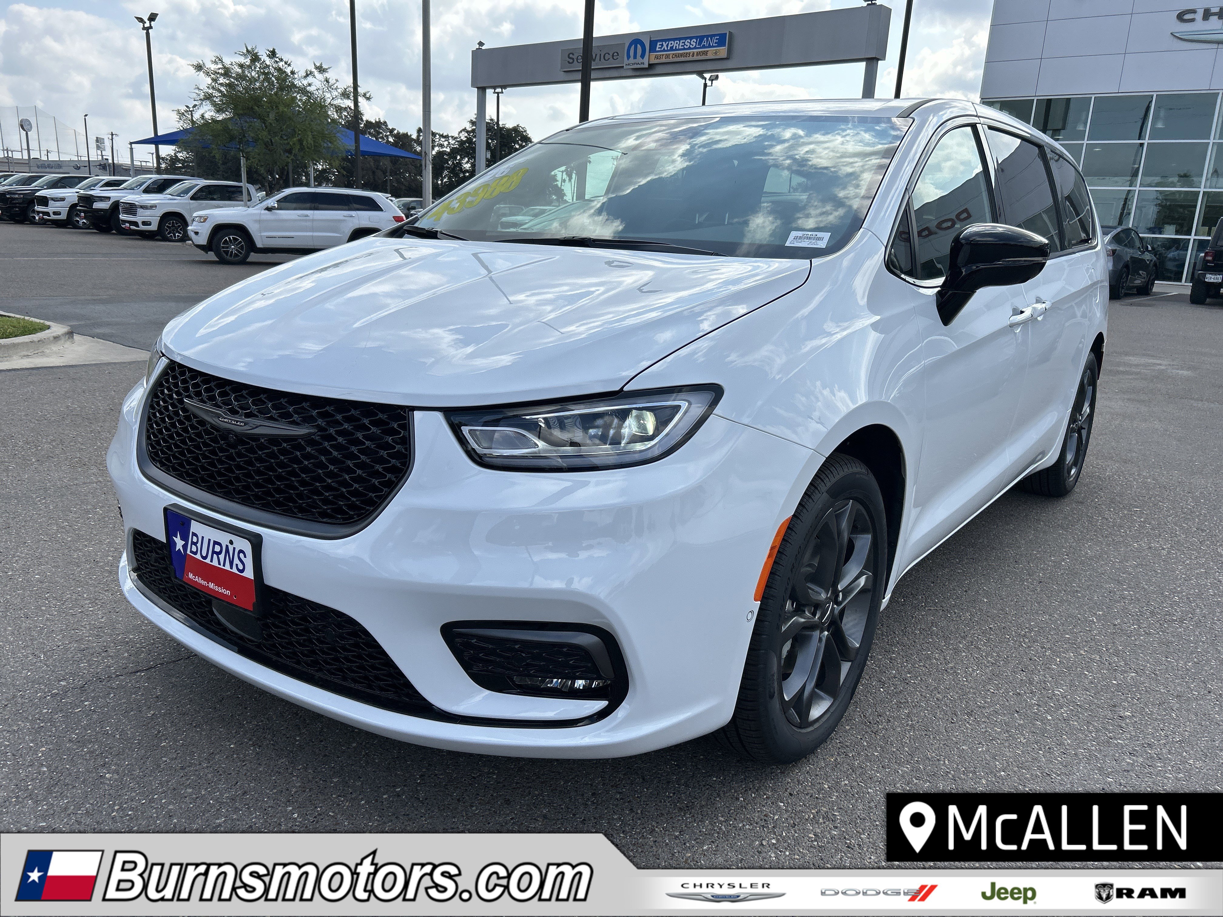 2026 Chrysler Pacifica Select's photo