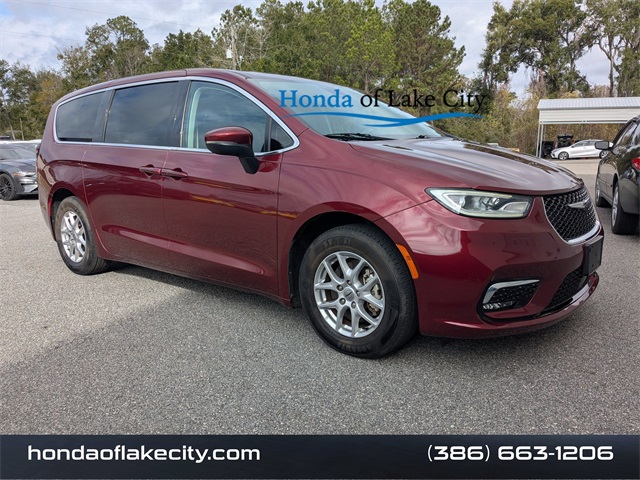 2023 Chrysler Pacifica Touring L's photo
