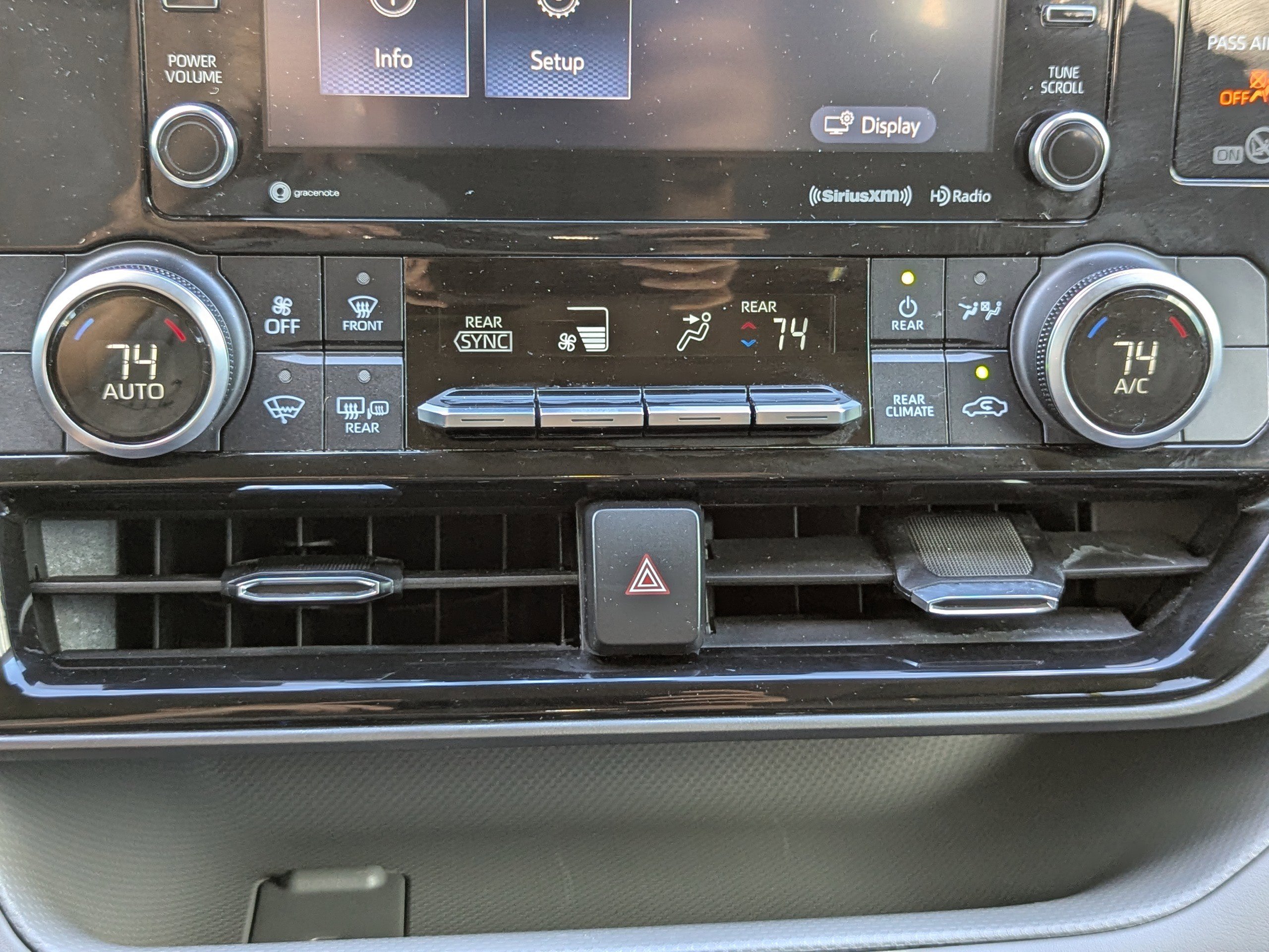 2022 Toyota Highlander LE photo 25