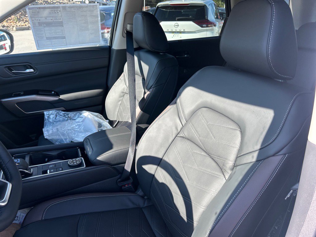 2025 Nissan Pathfinder Platinum photo 4
