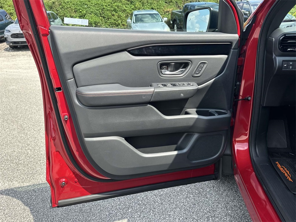 2025 Honda Pilot TrailSport photo 2