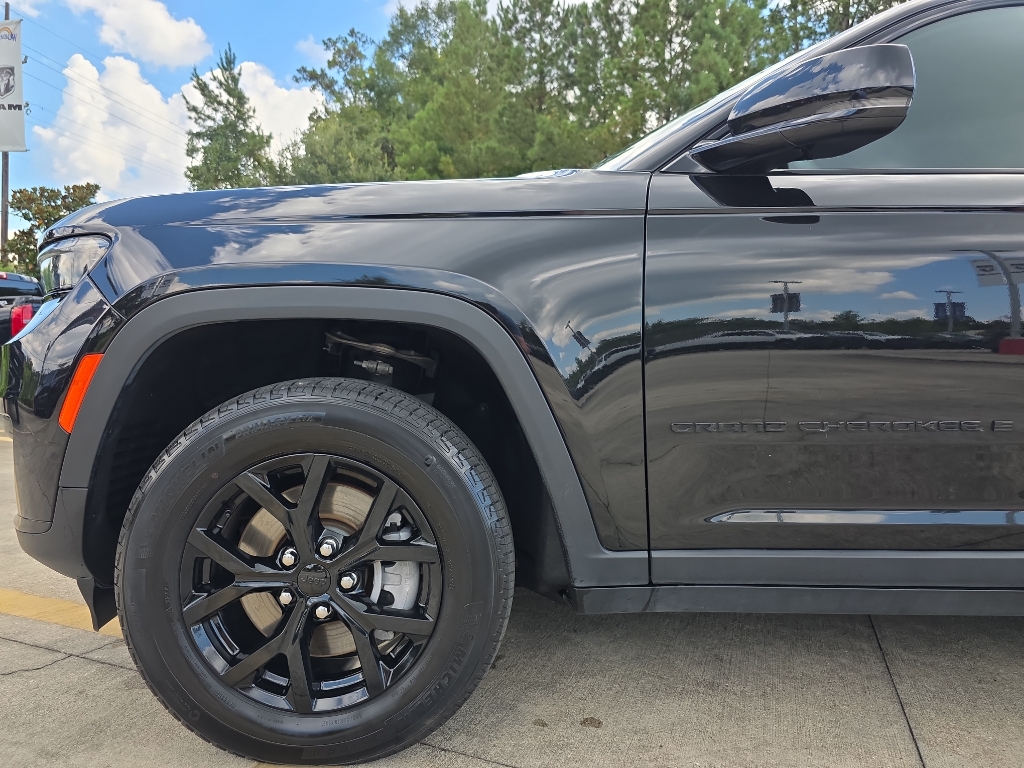 2024 Jeep Grand Cherokee Altitude photo 2