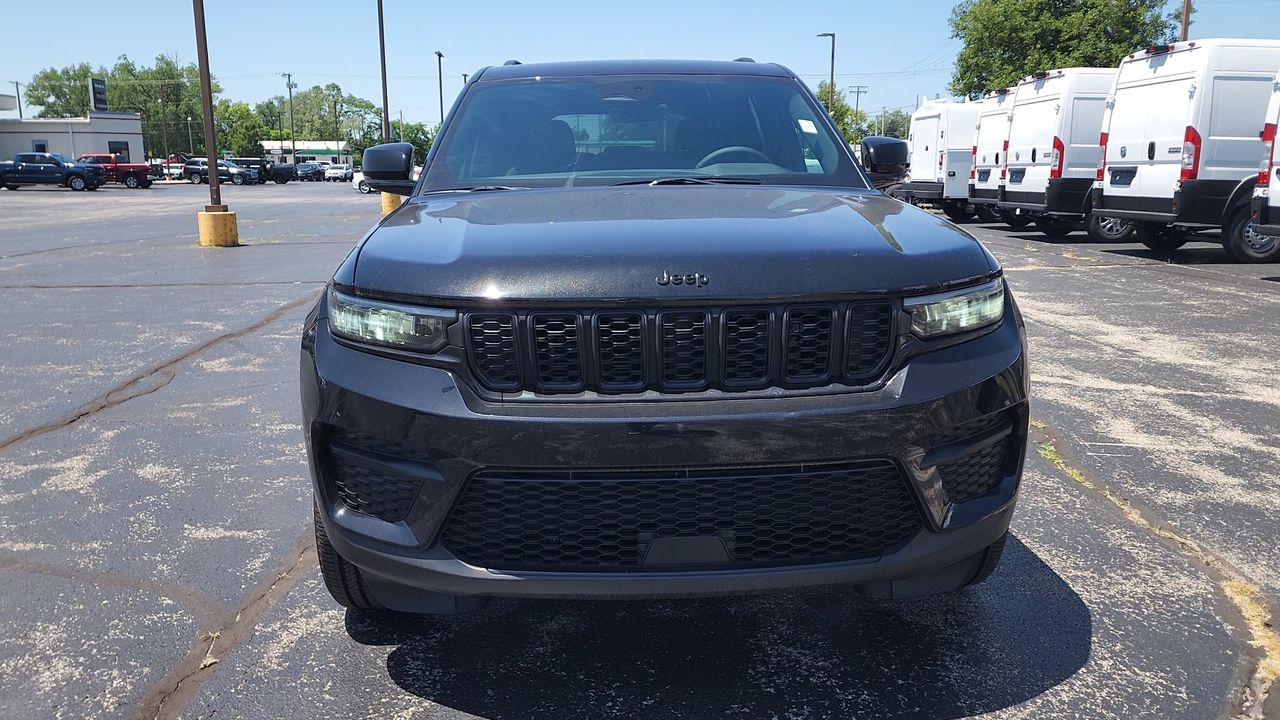 2025 Jeep Grand Cherokee Altitude photo 3