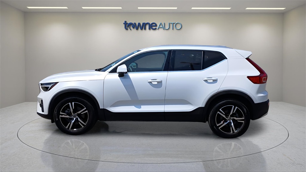 2025 Volvo XC40 Core photo 2