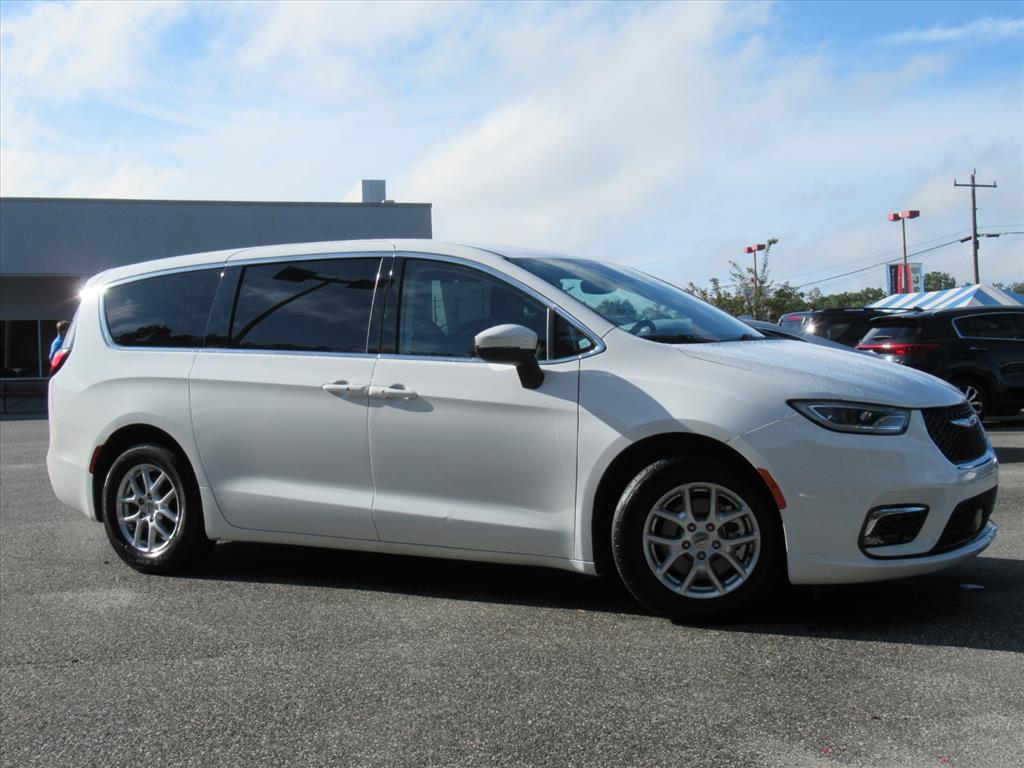 2023 Chrysler Pacifica Touring L photo 2