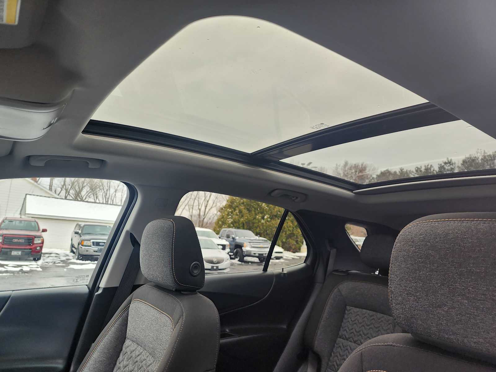 2022 Chevrolet Equinox LT photo 2