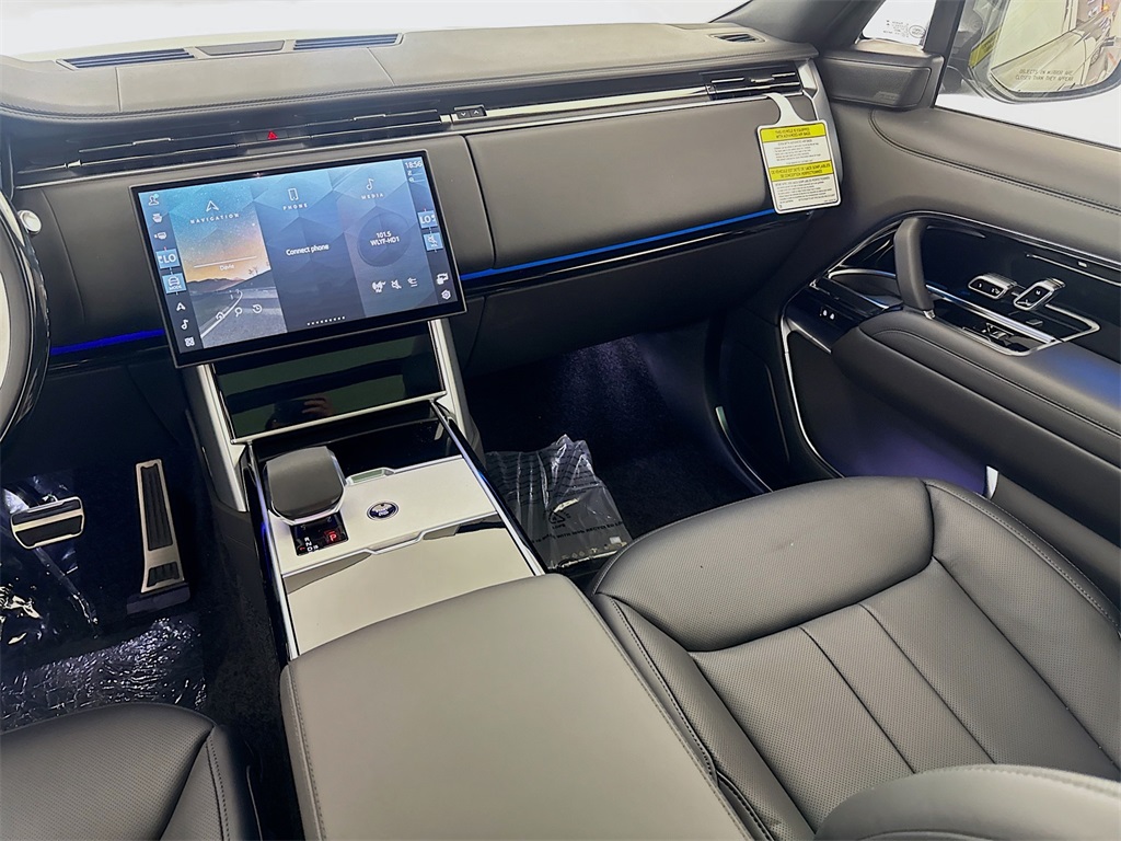 2025 Land Rover Range Rover SE photo 18