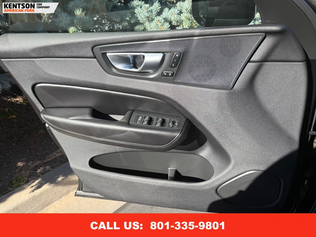 2025 Volvo XC60 B5 Plus photo 21