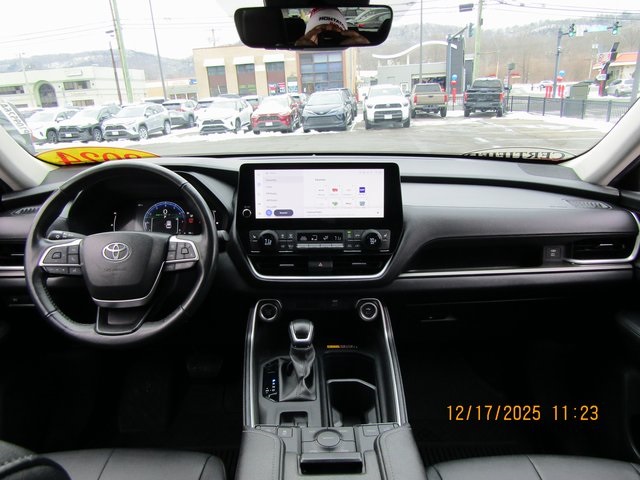 Image of Pre-Owned 2024 Toyota Grand Highlander XLE 4D Sport Utility AWD