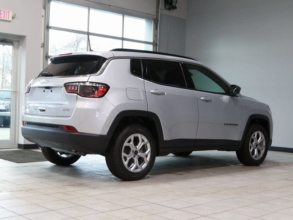 2025 Jeep Compass Latitude photo 4