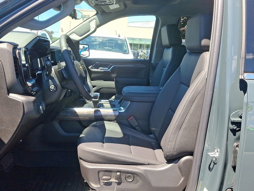 2025 Chevrolet Silverado 1500 LTZ photo 6
