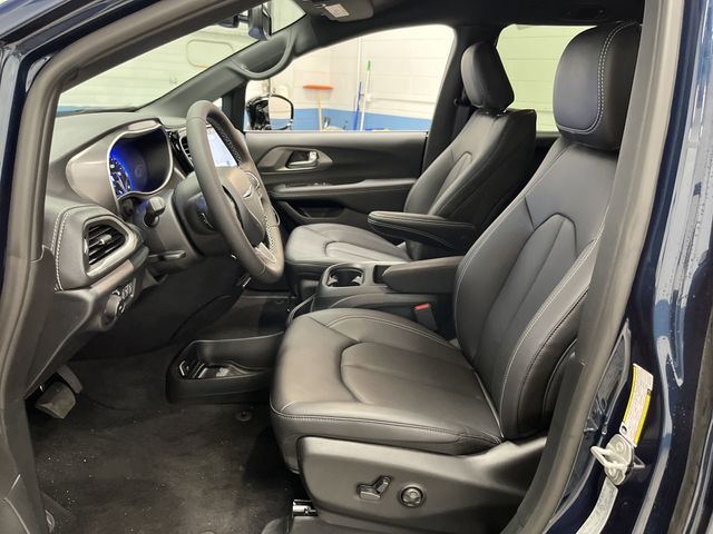 2025 Chrysler Pacifica photo 4