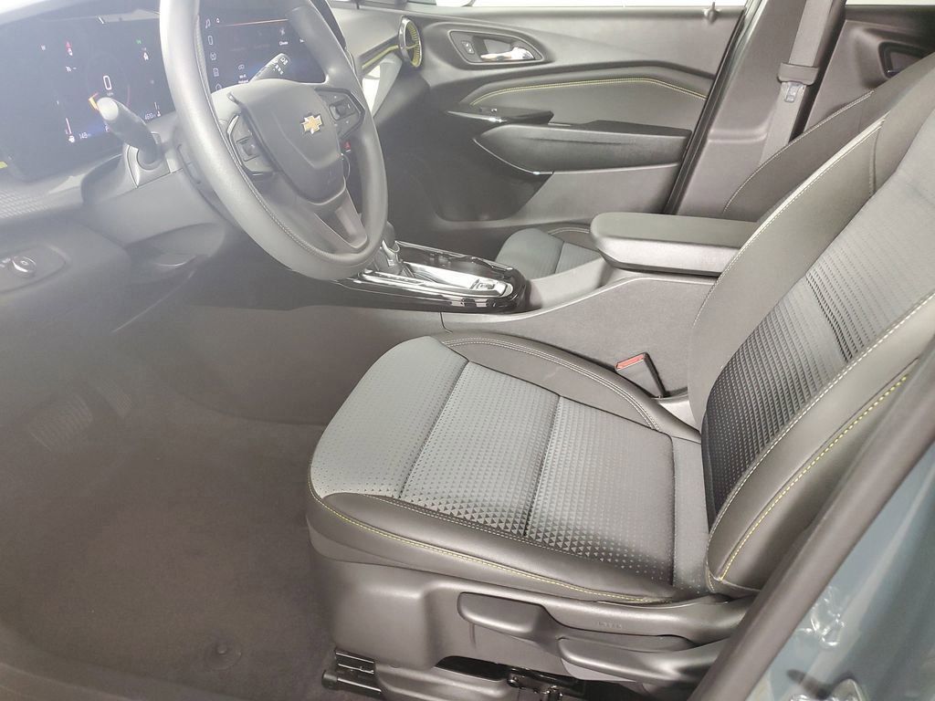 2025 Chevrolet Trax LT photo 9