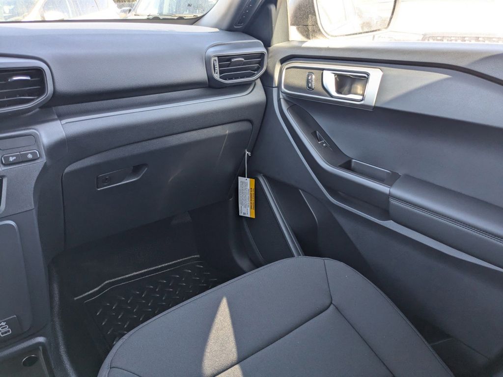 2025 Ford Explorer photo 14