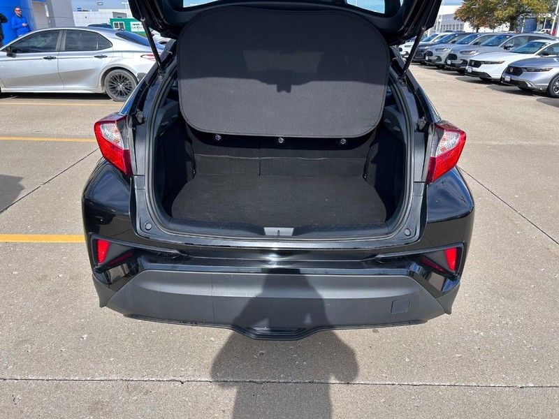 2021 Toyota C-HR XLE photo 2