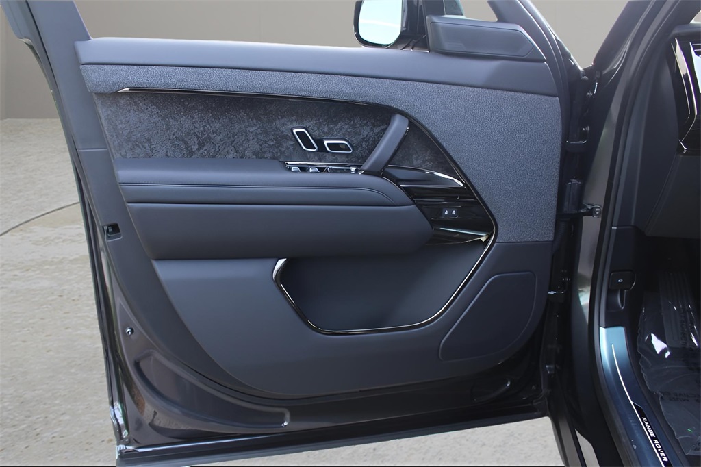 2025 Land Rover Range Rover Sport SE photo 8