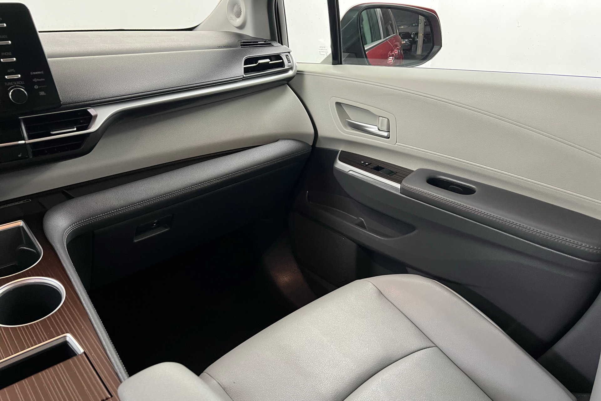 2023 Toyota Sienna XLE photo 10
