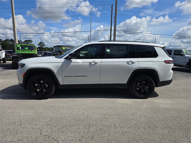2025 Jeep Grand Cherokee Limited photo 3