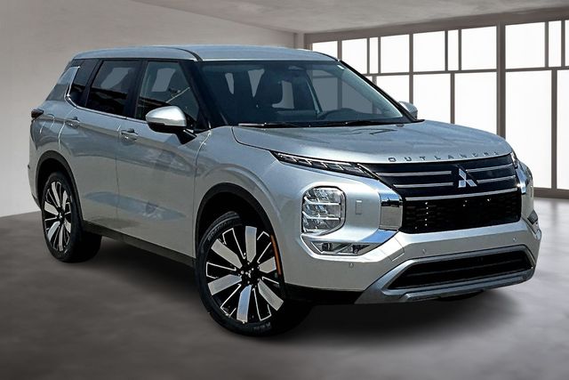 2025 Mitsubishi Outlander SE photo 3
