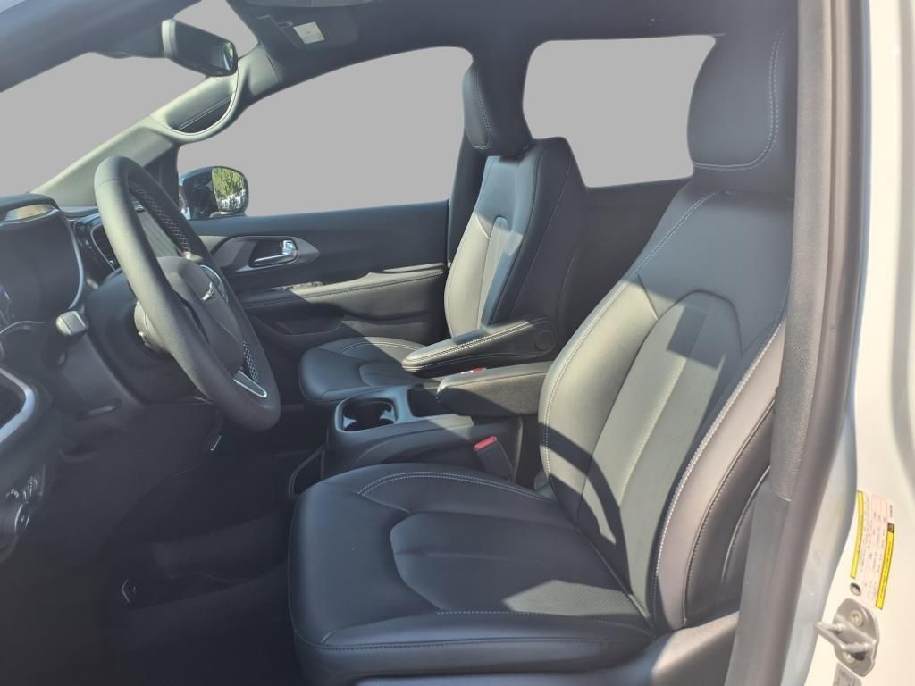 2026 Chrysler Pacifica photo 18