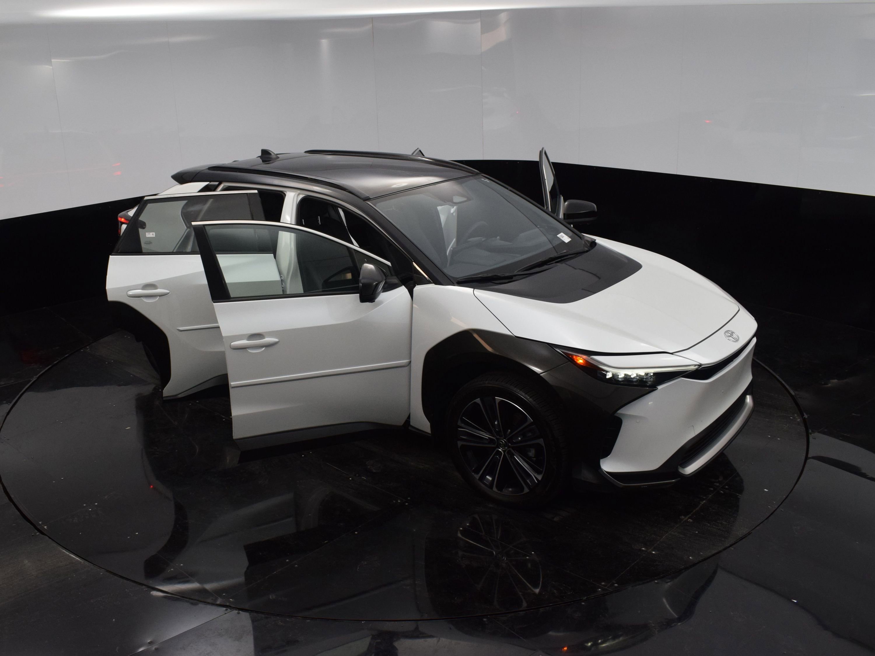 2024 Toyota bZ4X XLE photo 30