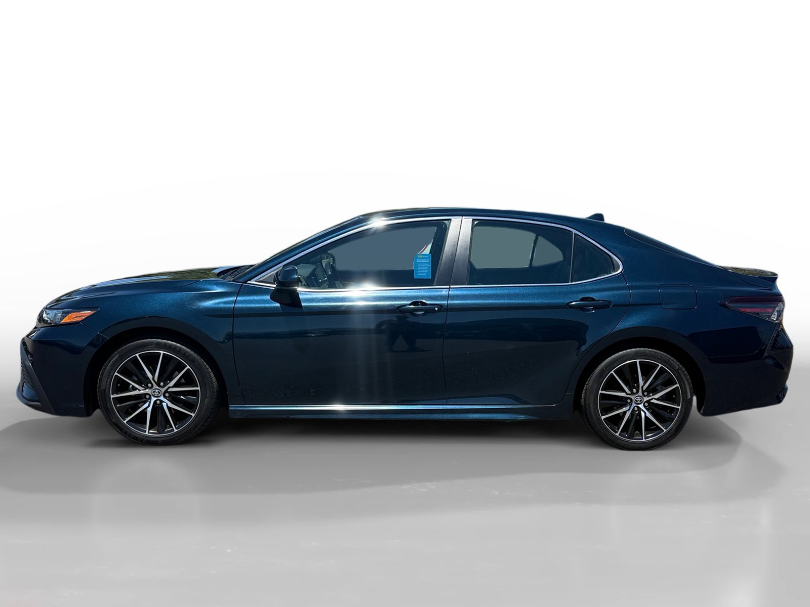 2021 Toyota Camry SE photo 2