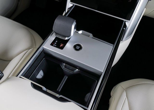 2025 Land Rover Range Rover SE photo 12