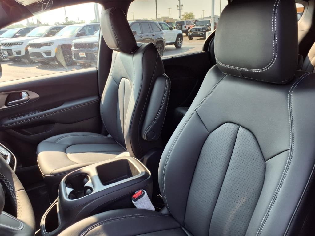 2026 Chrysler Pacifica photo 12