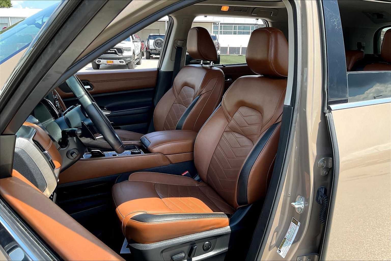 2023 Nissan Pathfinder Platinum photo 13