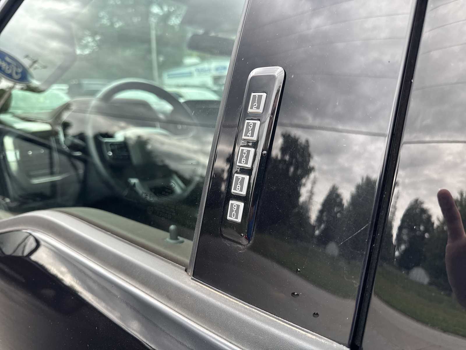 2022 Ford F-150 Lariat photo 17