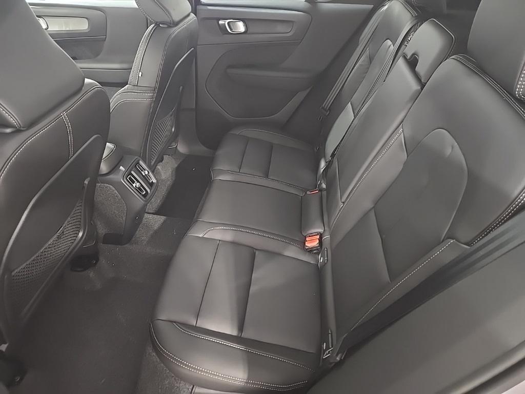 2026 Volvo XC40 Plus photo 19