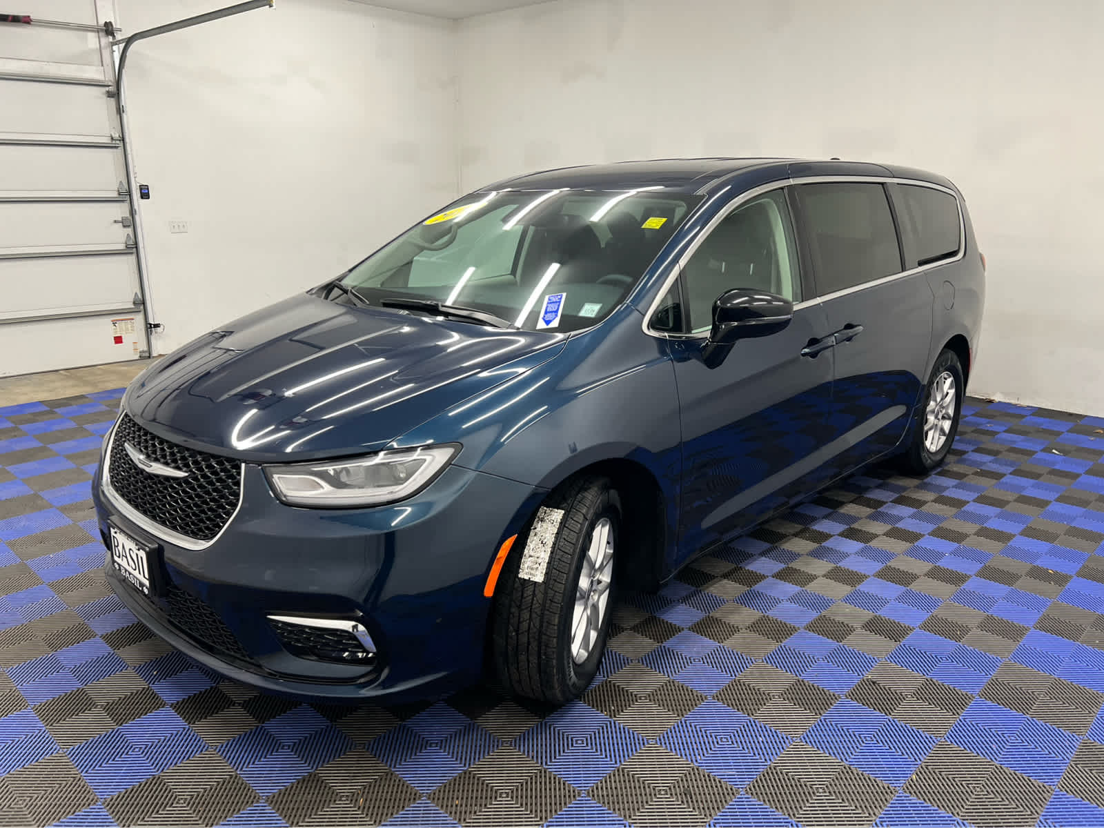 2024 Chrysler Pacifica Touring L photo 3