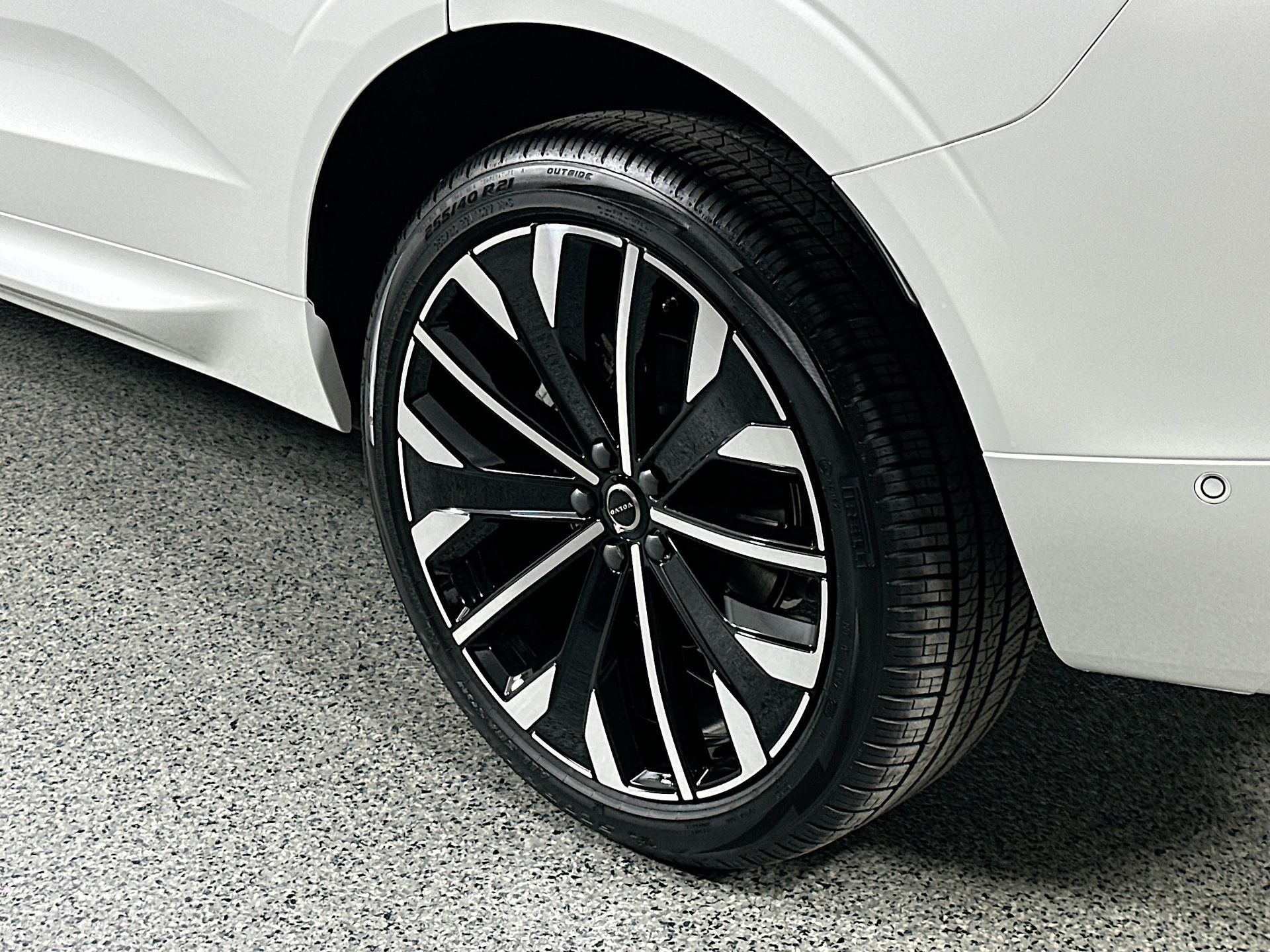2026 Volvo XC60 B5 photo 8