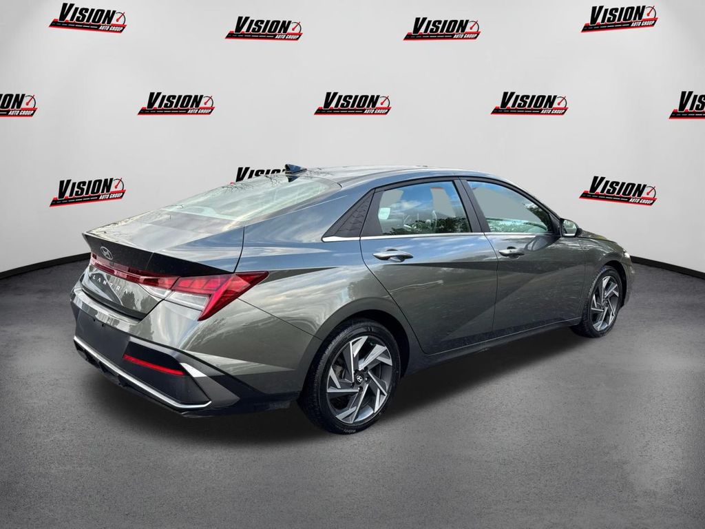 2024 Hyundai Elantra SEL Convenience photo 5