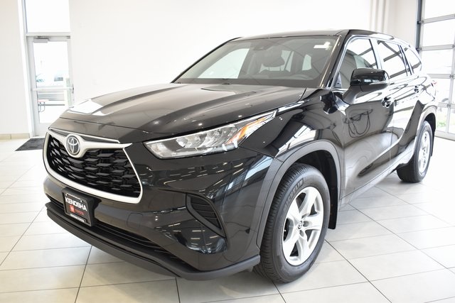2024 Toyota Highlander LE photo 4