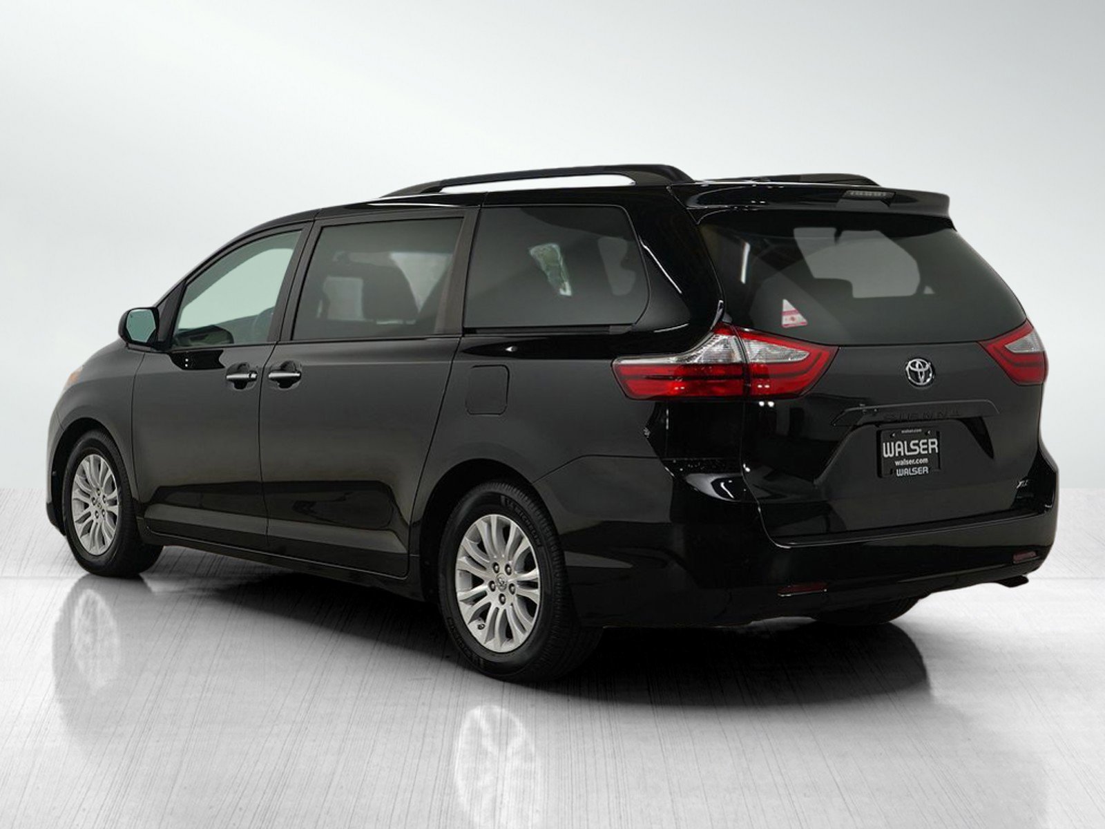 2015 Toyota Sienna photo 3