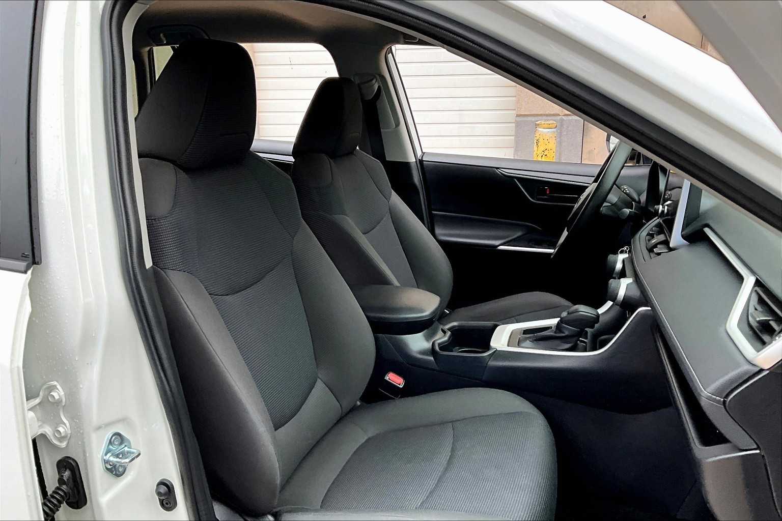 2025 Toyota RAV4 LE photo 3
