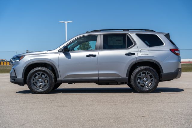 2025 Honda Pilot TrailSport photo 3
