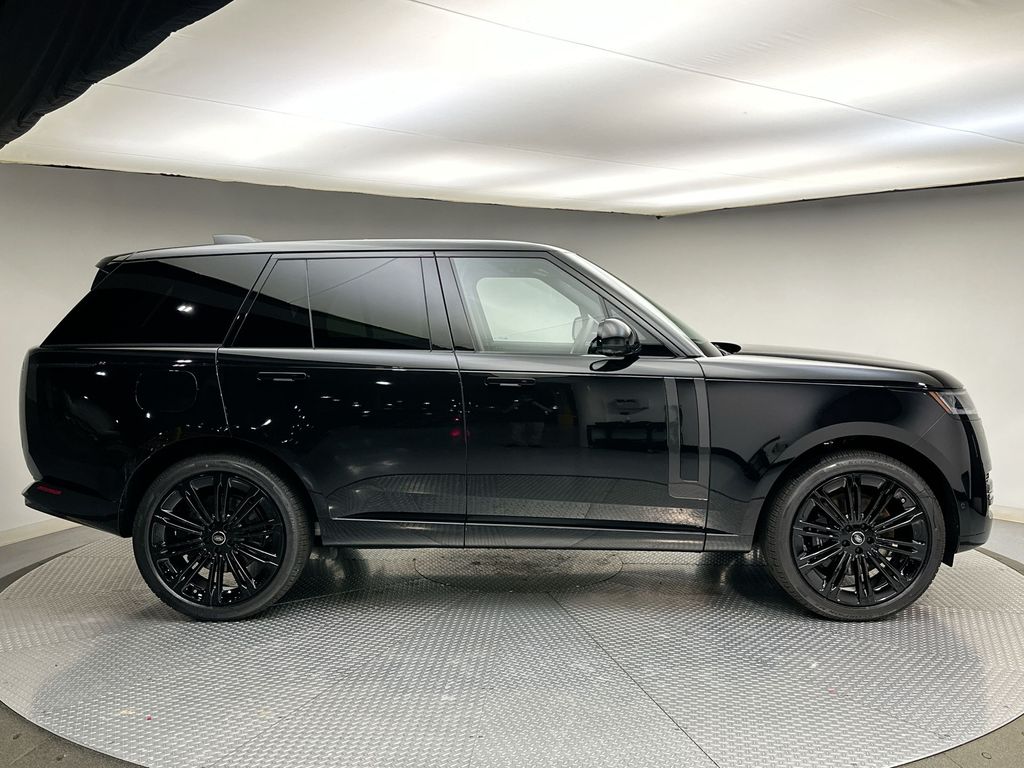 2025 Land Rover Range Rover SE photo 3