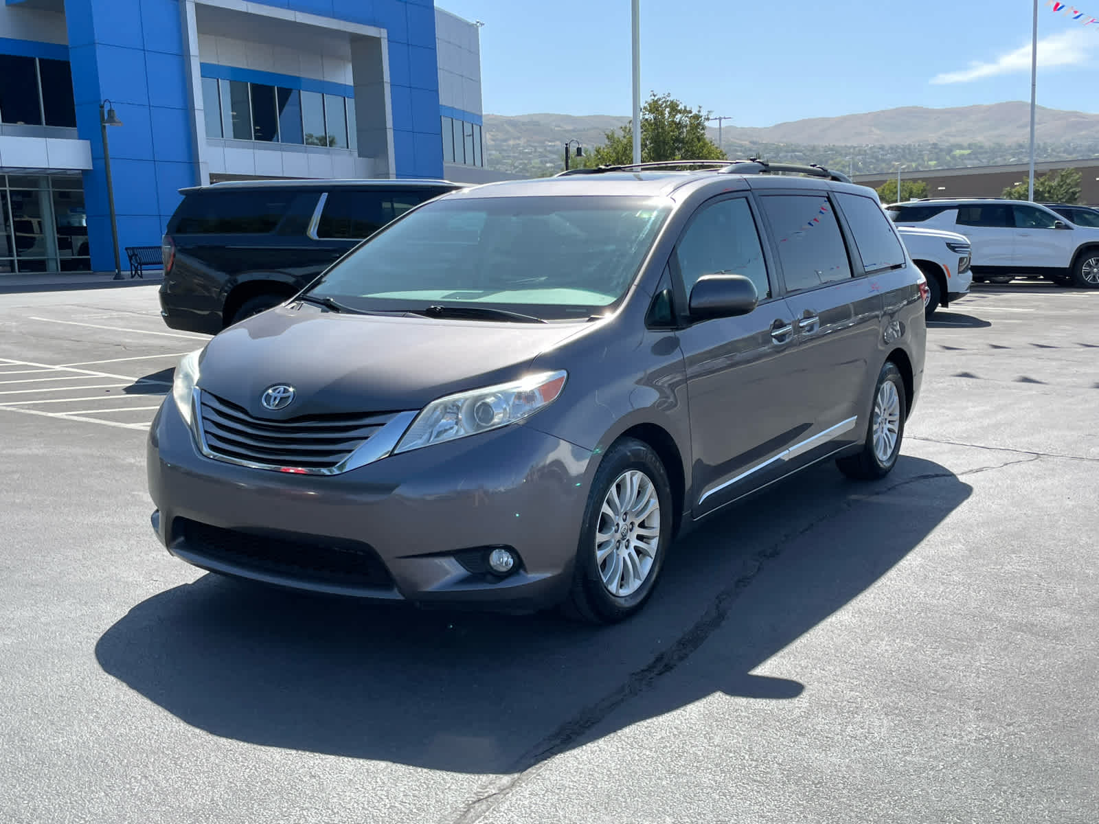 2017 Toyota Sienna Limited XLE Premium photo 3