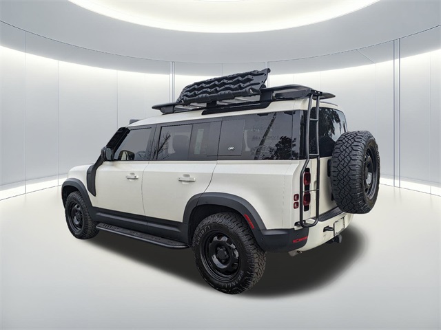 2024 Land Rover Defender 110 S photo 4