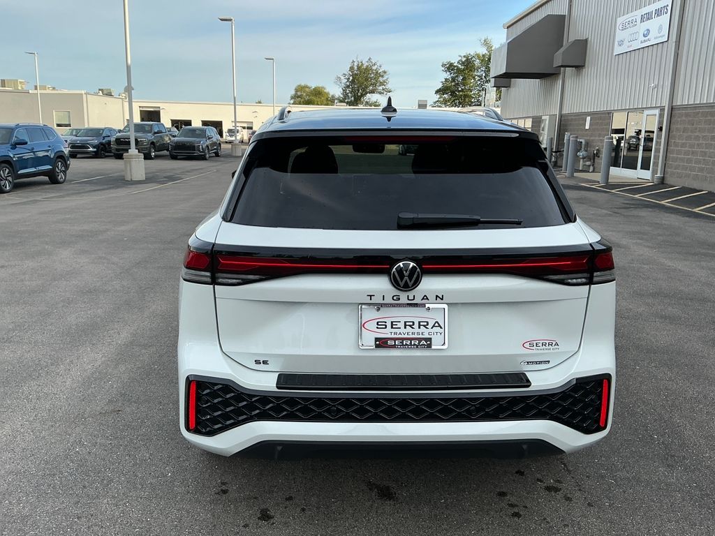 2025 Volkswagen Tiguan SE R-Line Black photo 3