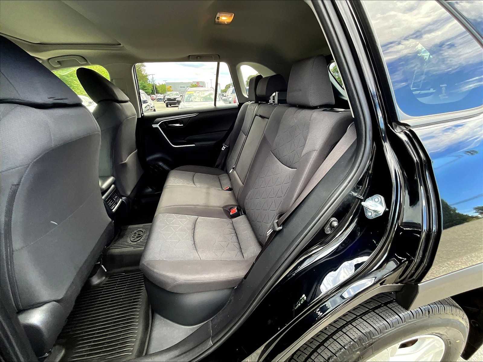 2021 Toyota RAV4 XLE photo 15