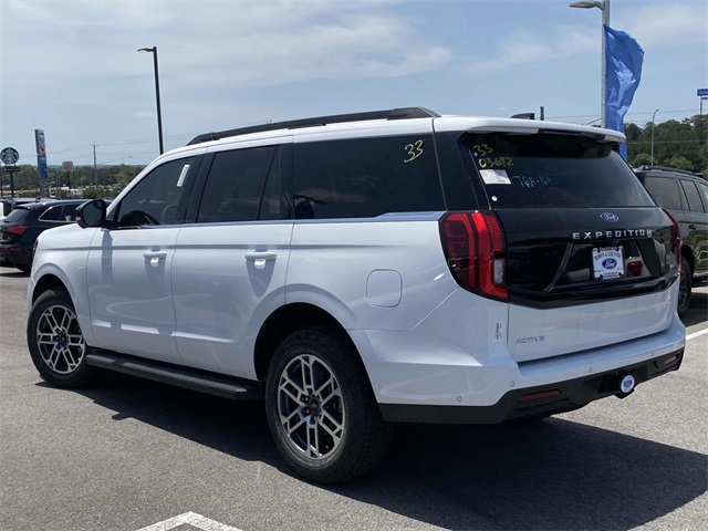 2025 Ford Expedition photo 2