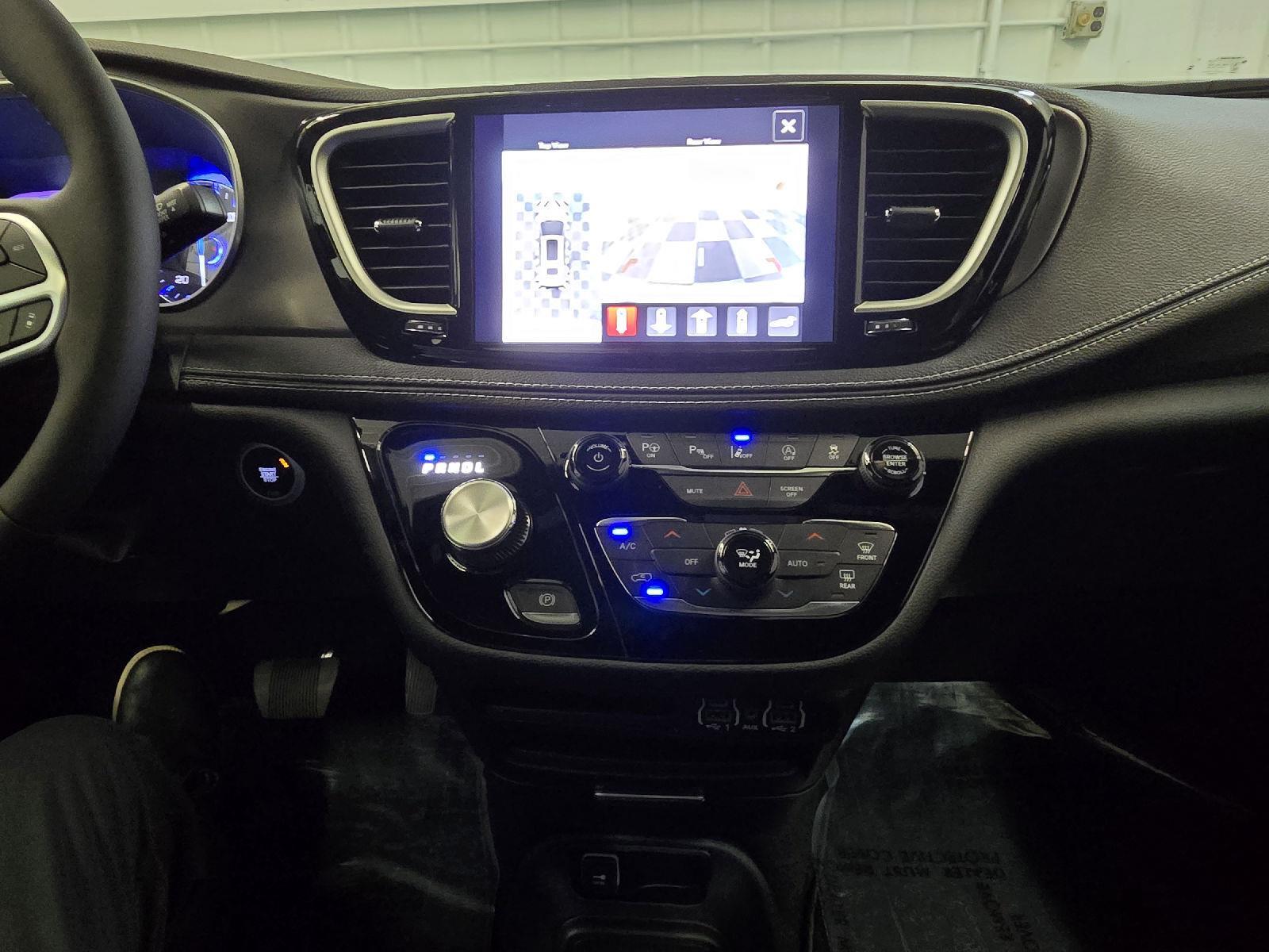 2025 Chrysler Pacifica photo 18
