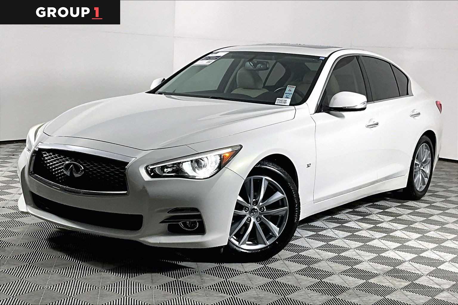 2015 INFINITI Q50 Premium's photo