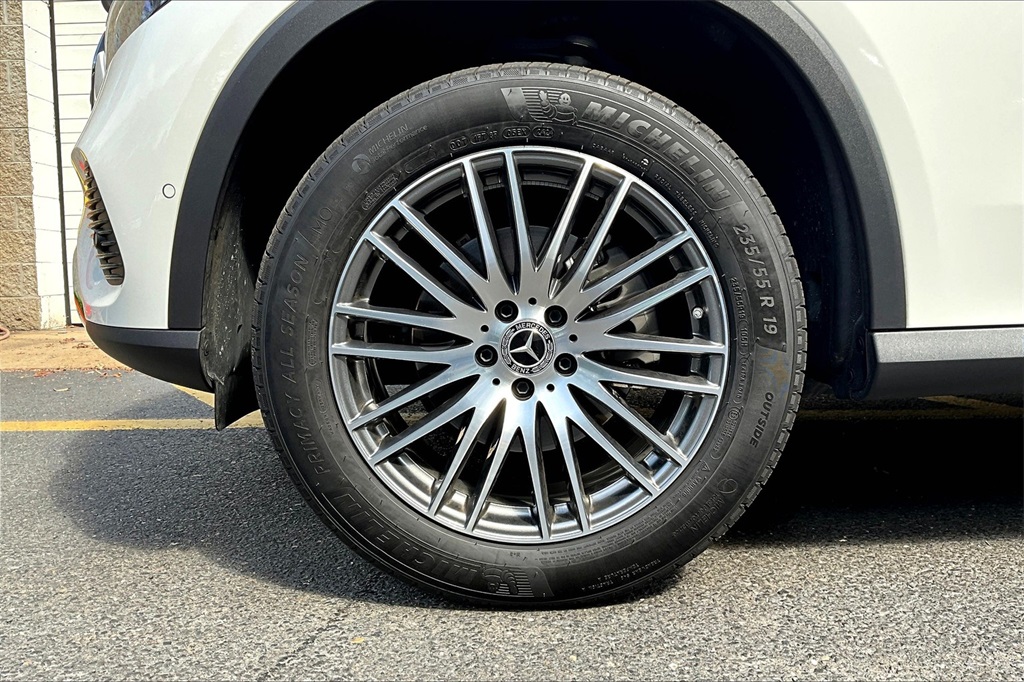 2025 Mercedes Benz GLC 300 4MATIC photo 2