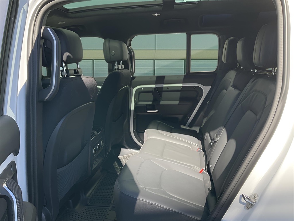 2025 Land Rover Defender 110 V8 photo 5